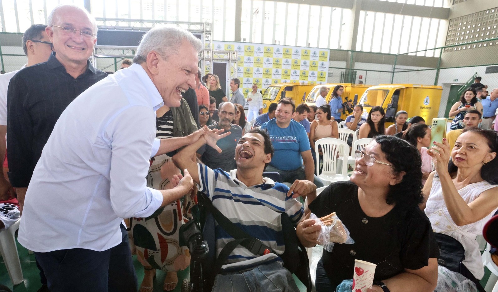 sarto cumprimenta pessoas